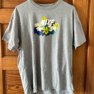❣️Make Offers❣️Grey men’s Nike SB tee